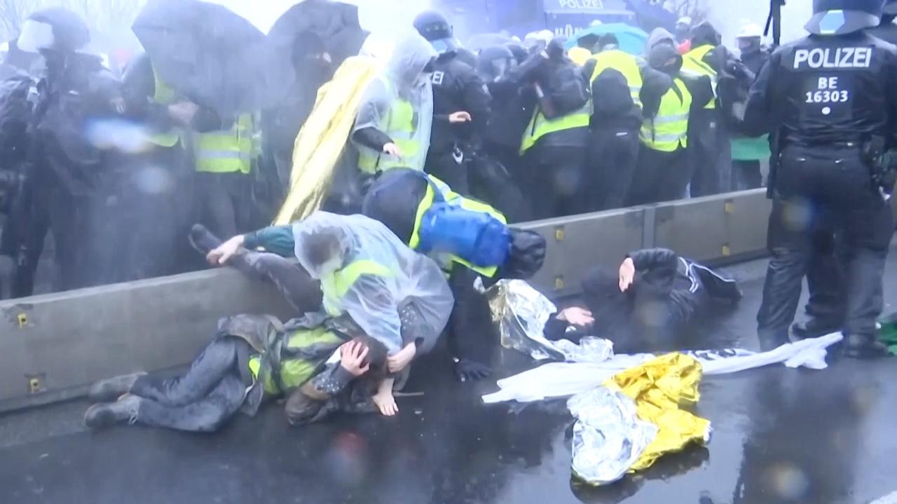 Protesty i starcia z policją. "Niemcy nie są jeszcze stracone"