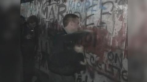 Nagranie archiwalne: symboliczny upadek Muru Berlińskiego 