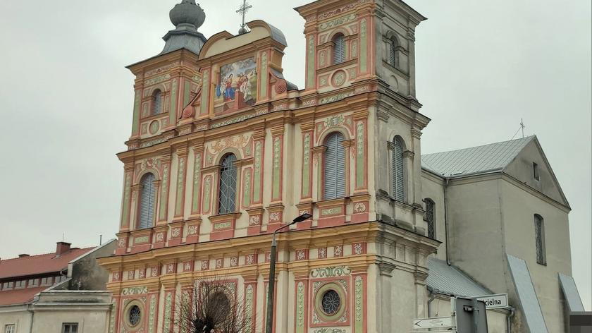 Krasnystaw. Zakończył się najważniejszy etap prac konserwatorskich przy elewacji barokowego kościoła (materiał z 16.11.2021)