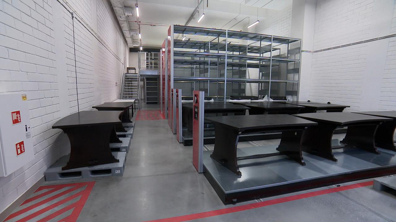 Okrągły Stół z Pałacu Prezydenckiego trafił do muzeum. "Naprawdę należy do historii"