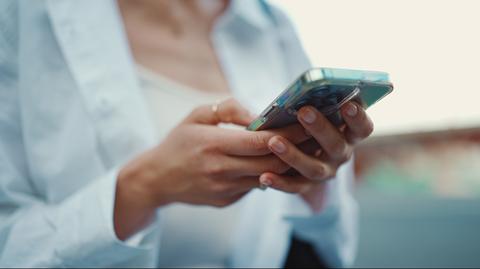 smartfon w ręce kobiety