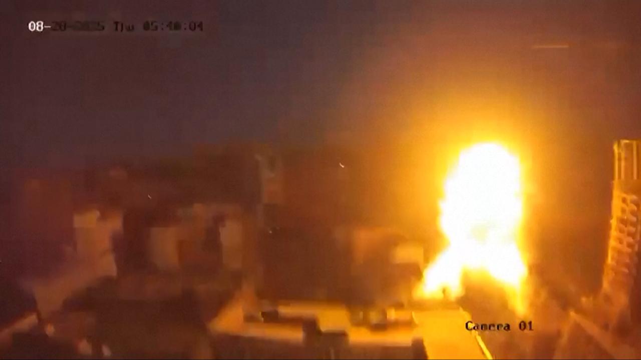 Lot pocisku, uderzenie, wybuch. Nagranie z Kijowa 