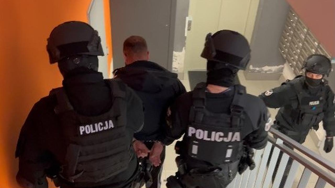 Uderzali 45-latka kostka brukową, kopali i bili po twarzy. Zarzuty po pobiciu we Wrześni