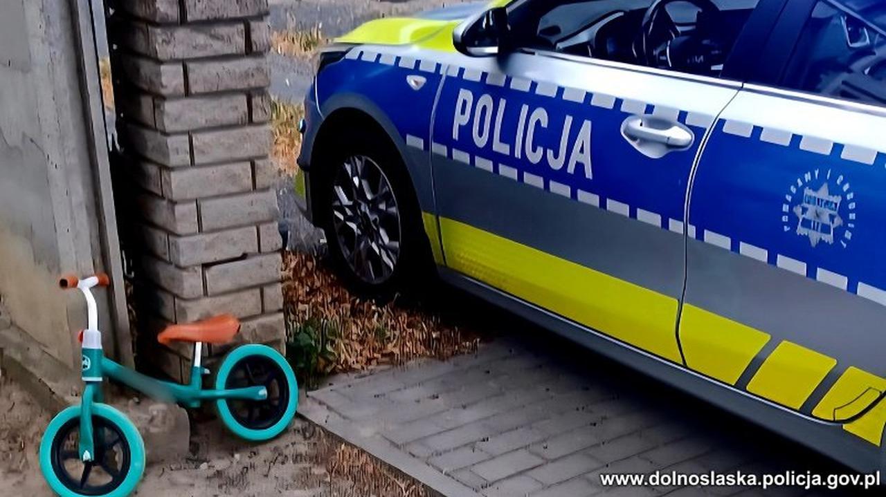 Wsiadł na rowerek i ruszył w trasę. Czterolatka zatrzymali policjanci