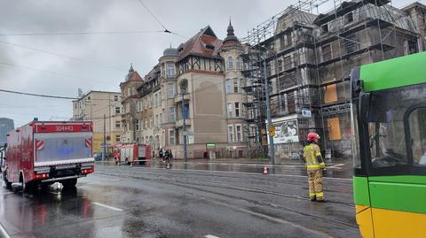 Przy kamienicy grożącej zawaleniem pracują strażacy i inne służby