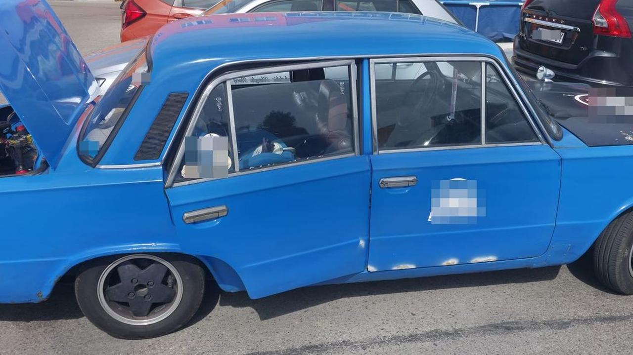 Dwulatka w rozgrzanym aucie, ojciec na zakupach