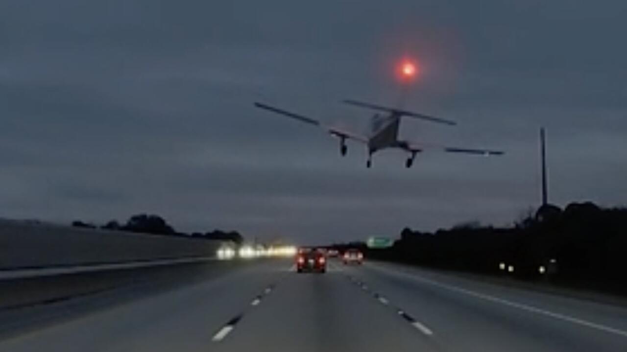 Samolot zderzył się z samochodem. Na autostradzie. Nagranie