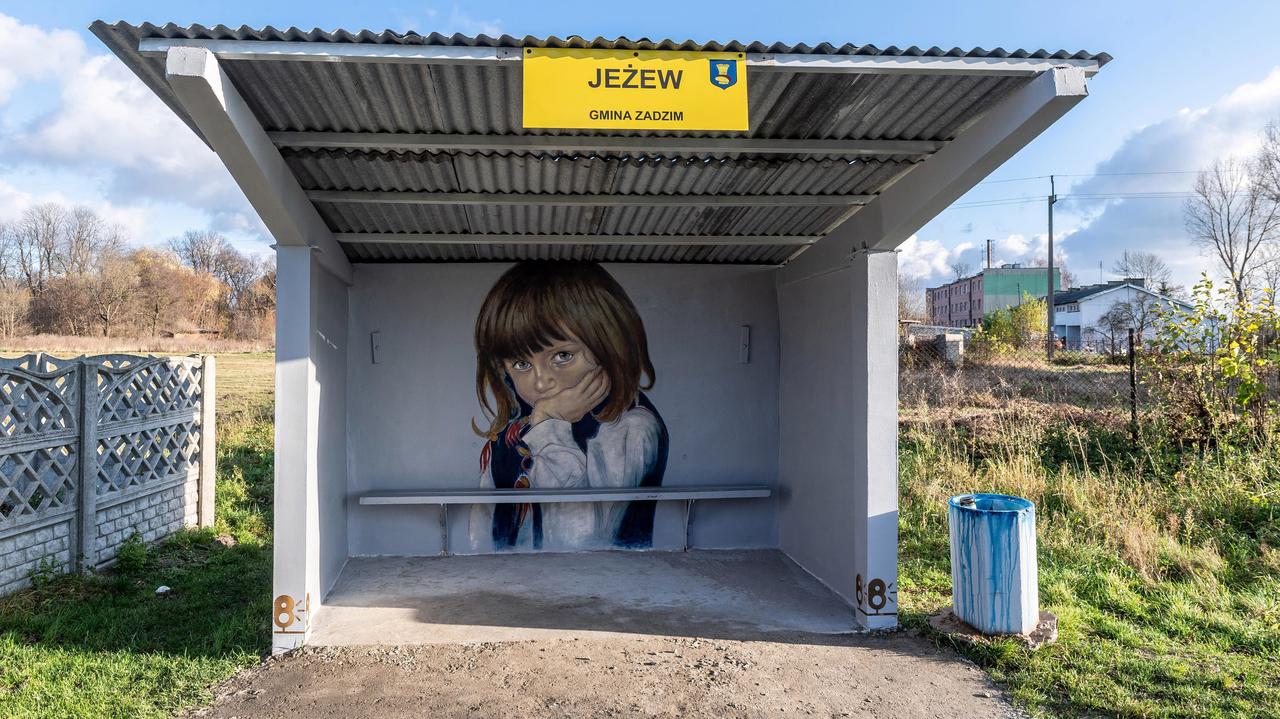 Tysiące nastolatków jak Julia Wieniawa. Ale nie wszyscy z wyboru i równie uśmiechnięci