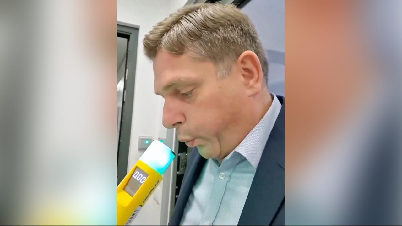 Adam Szłapka zarzucił Bartoszowi Kownackiemu nietrzeźwość. Ten przebadał się alkomatem