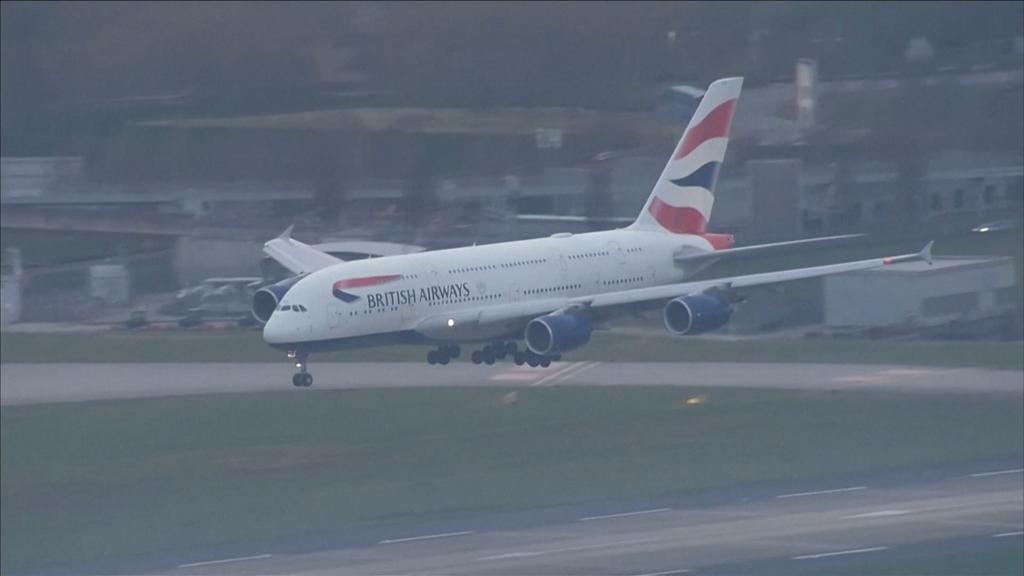 Samolot linii British Airways ląduje na lotnisku Heathrow