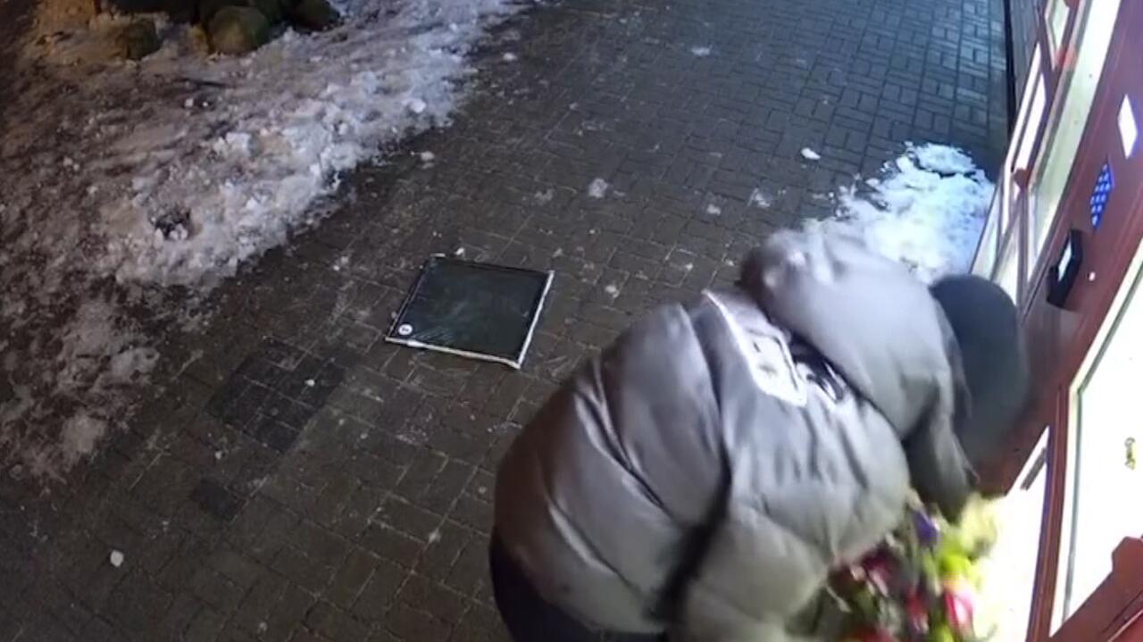 Skopał automat, wybił szyby i zabrał kwiaty. Nagranie