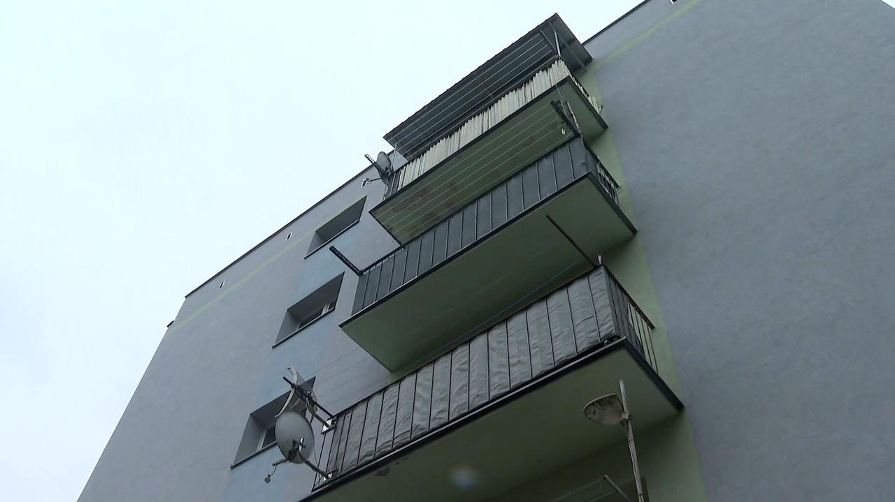 Pięciolatka wypadła z balkonu. Ojciec był pijany. Usłyszał zarzuty