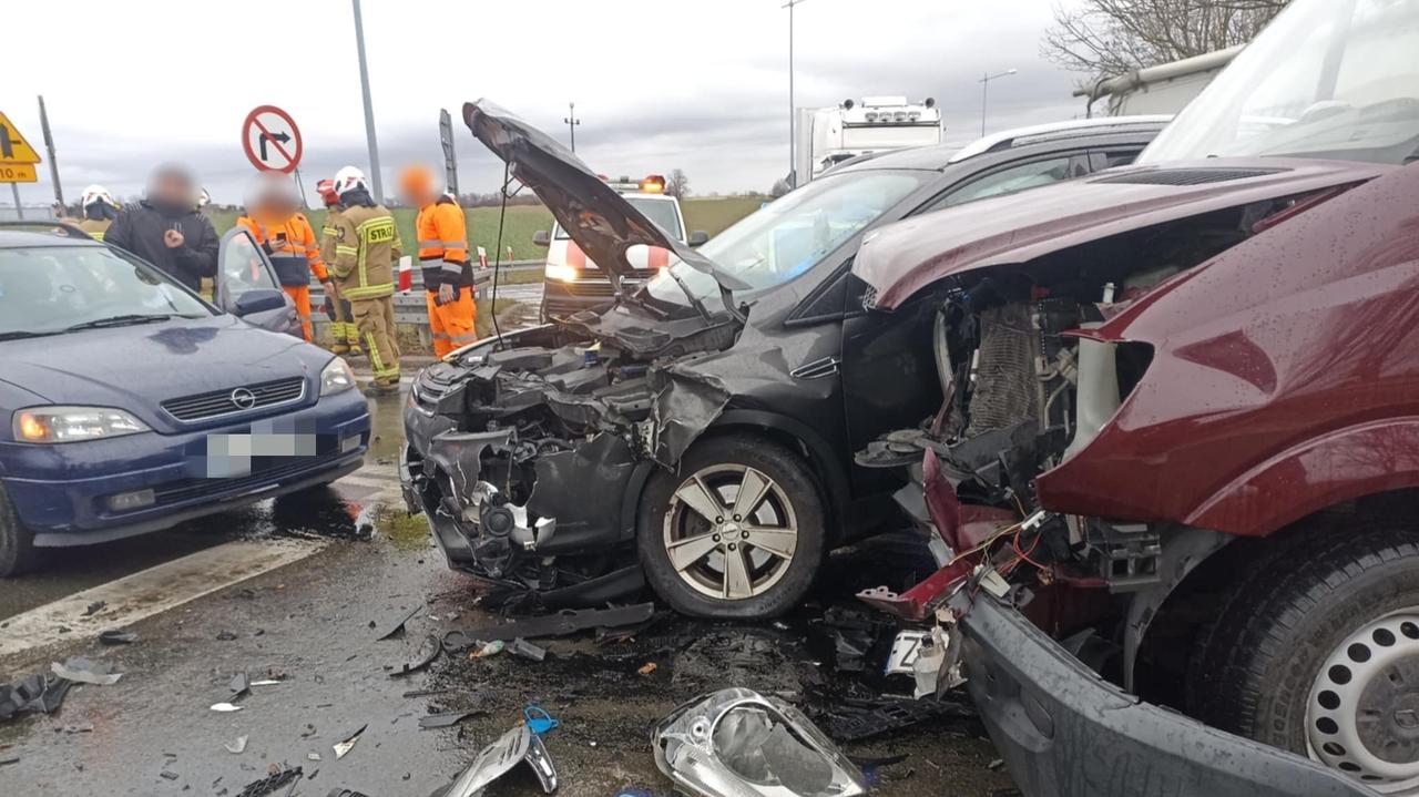 Karambol na A4. Zderzyły się cztery auta osobowe i bus