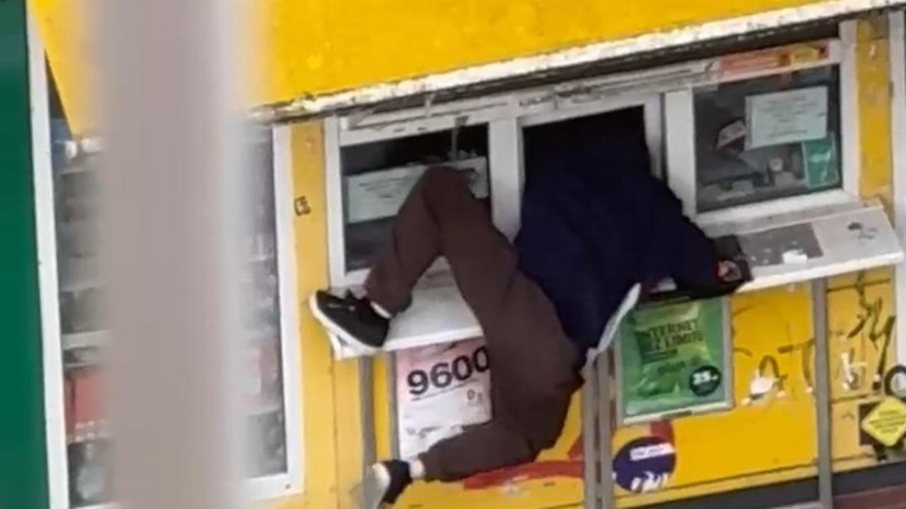 Myła okna i zobaczyła mężczyznę, który włamał się do kiosku. Wszystko nagrała