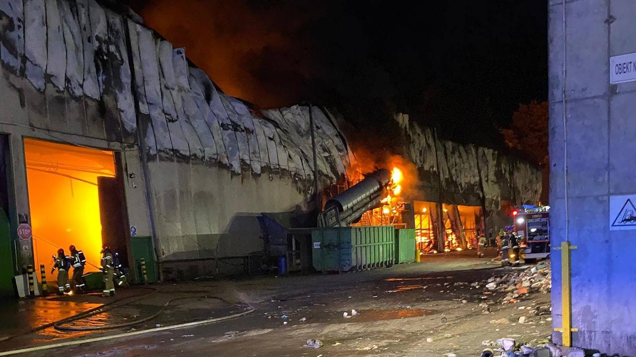 Duży pożar sortowni odpadów. Apel do mieszkańców 