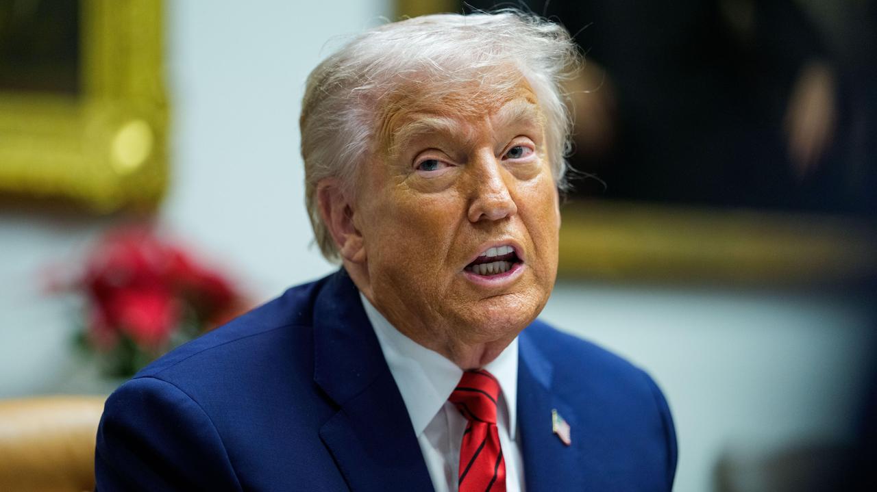 Donald Trump "bardzo sfrustrowany obiema stronami". "Chce działań, nie rozmów"