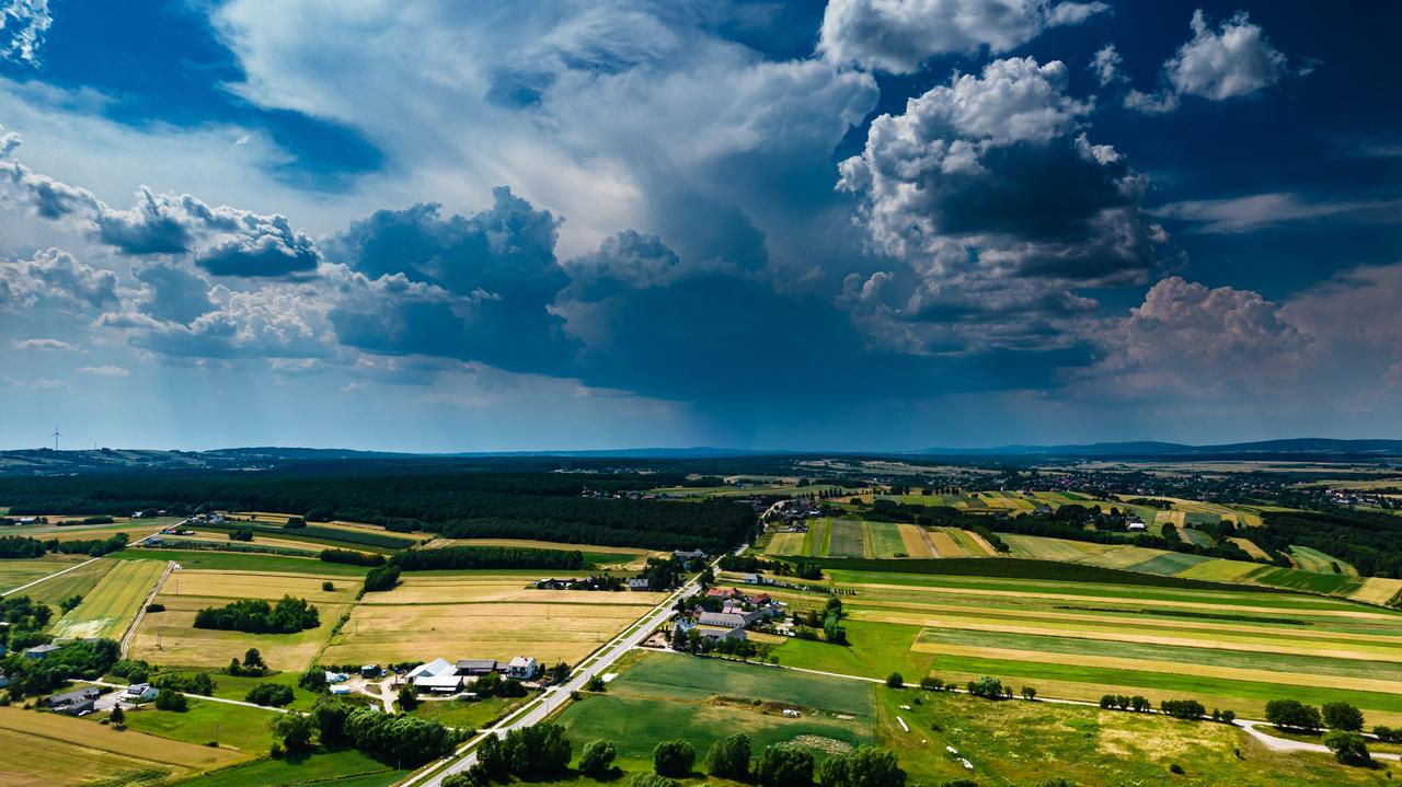 Pogoda na dziś - poniedziałek, 25.08. Opady w części kraju, możliwe burze