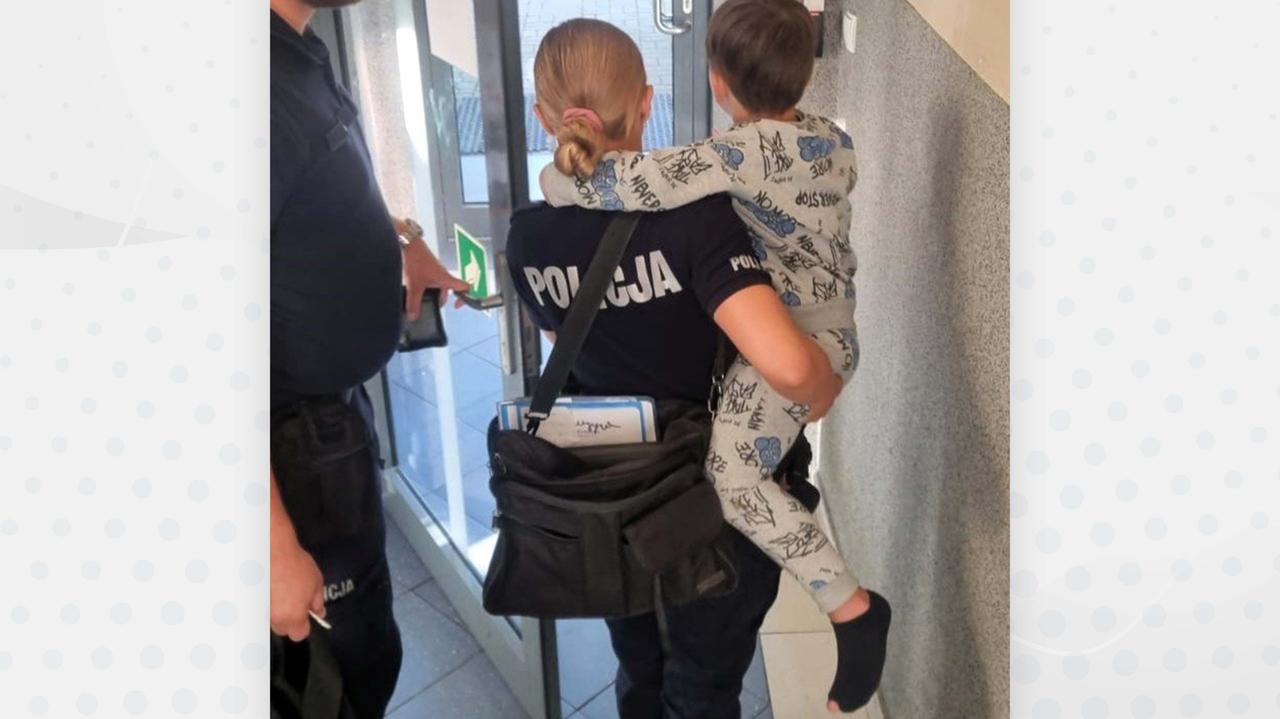 Mały chłopiec w piżamie i bez butów sam na ulicy. Na każde pytanie odpowiadał "tak"
