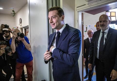 "Chłopak z sąsiedztwa" z wytrenowanym uśmiechem wstrząsnął Francją