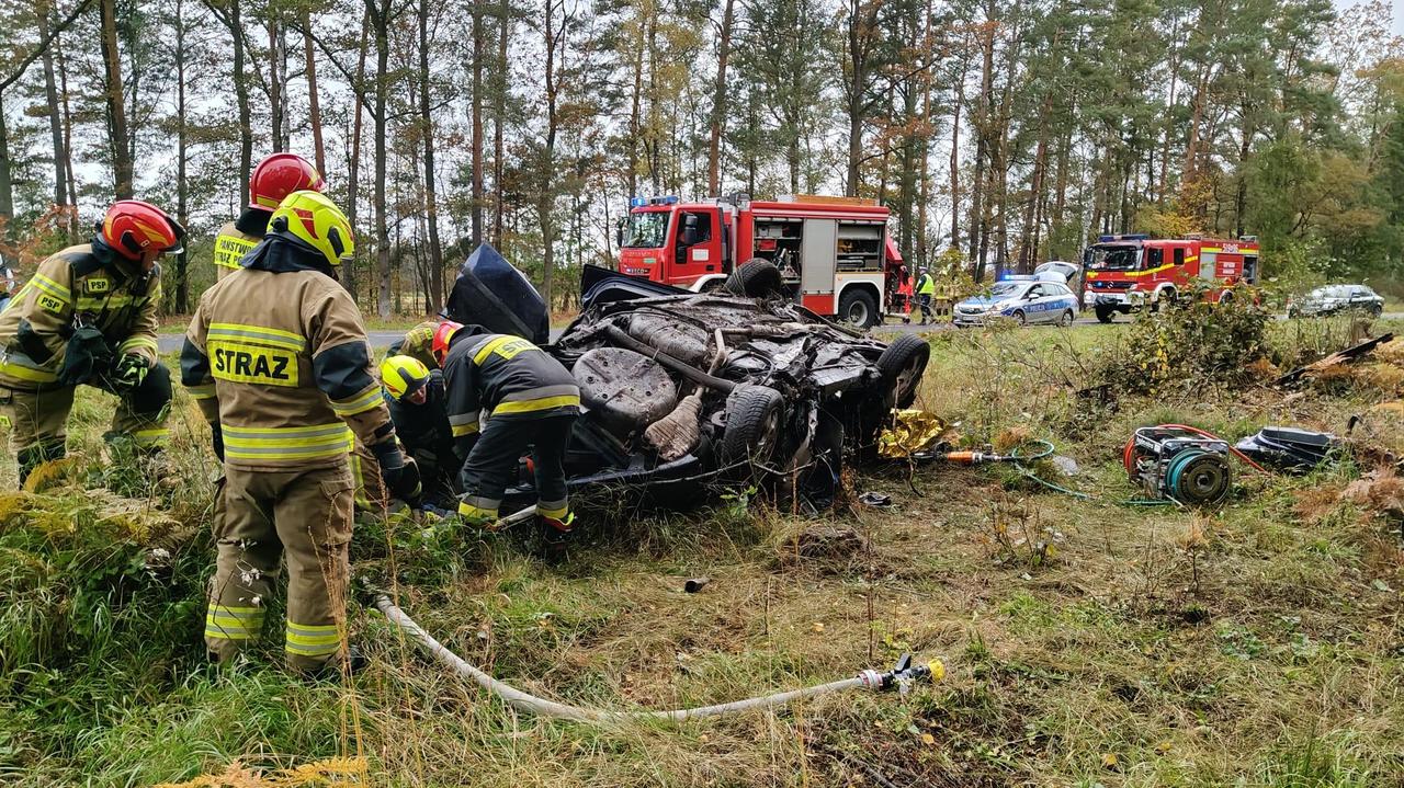 Jechali we dwóch, obaj pijani. Ich auto zjechało z drogi i dachowało