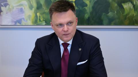 Szymon Hołownia przed siedzibą PKW