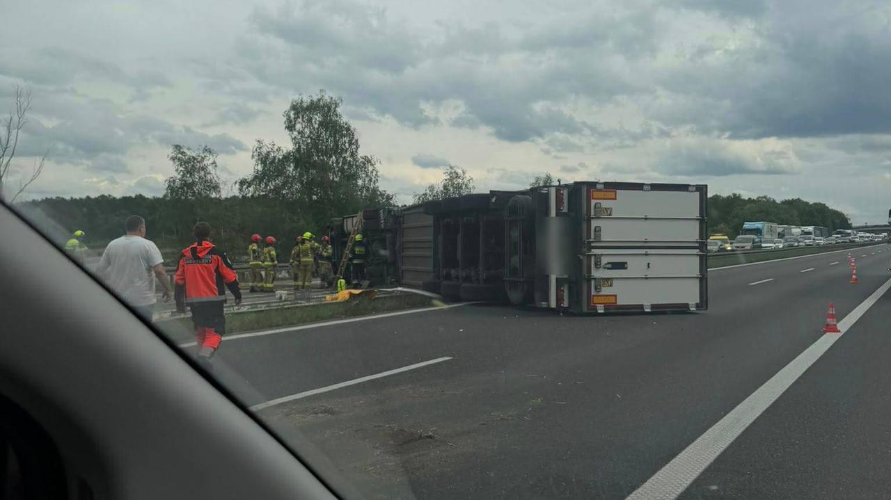 Wywrócona ciężarówka na autostradzie. Trasa zablokowana w obu kierunkach