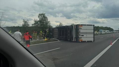 Przewrócona ciężarówka na A4