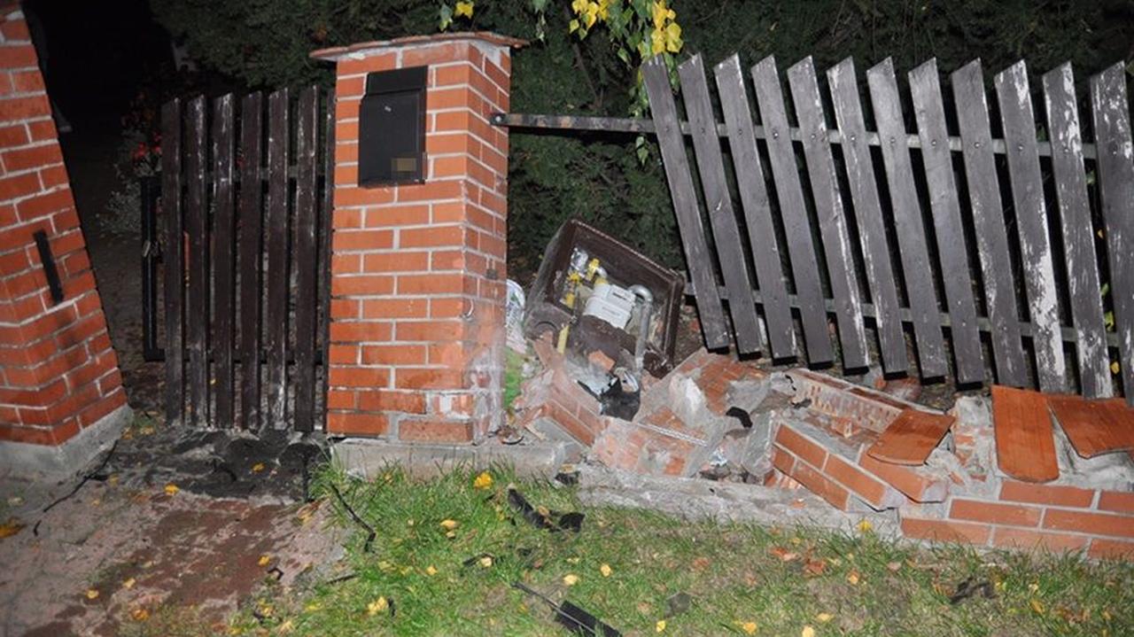 Wjechał w ogrodzenie posesji i uderzył w skrzynkę gazową