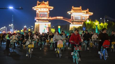 Tysiące rowerzystów zablokowało drogi w chińskim Zhengzhou 