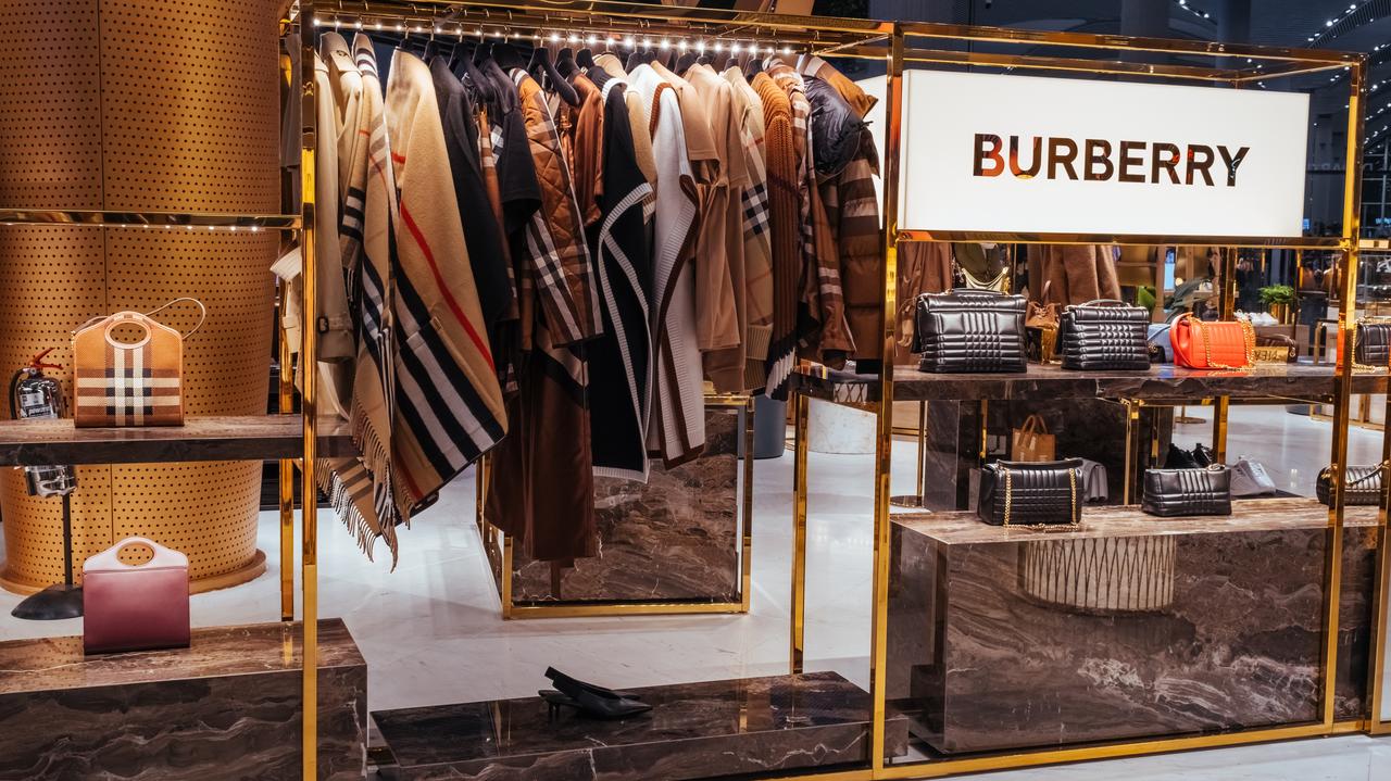 Zwolnienia w legendarnym domu mody Burberry. Kultowa marka walczy z problemami