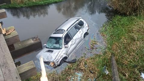Samochód wpadł do Warty z oblodzonej drogi