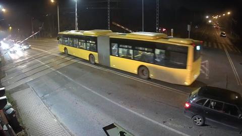 Ruda Śląska. Autobus miejski wjechał pod zamykające się rogatki