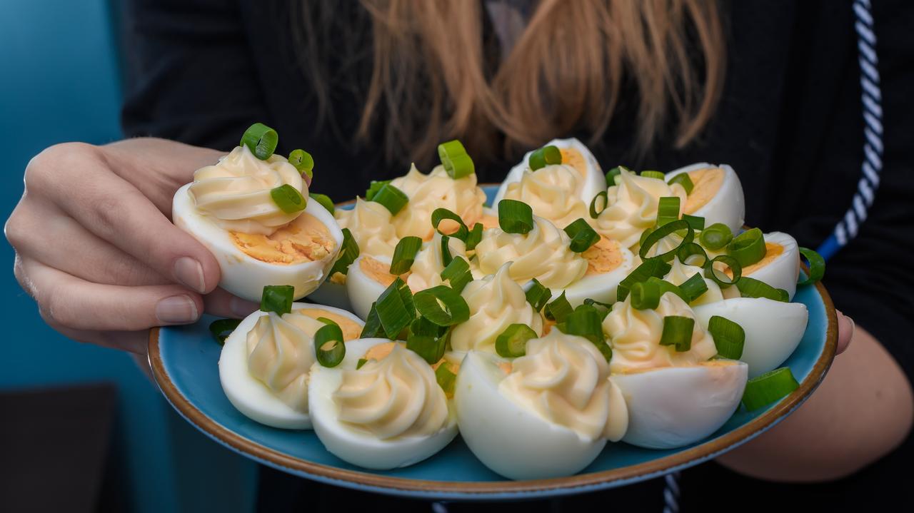 Największy błąd przy wielkanocnym stole. Dietetyk: nie chodzi o to, ile zjemy