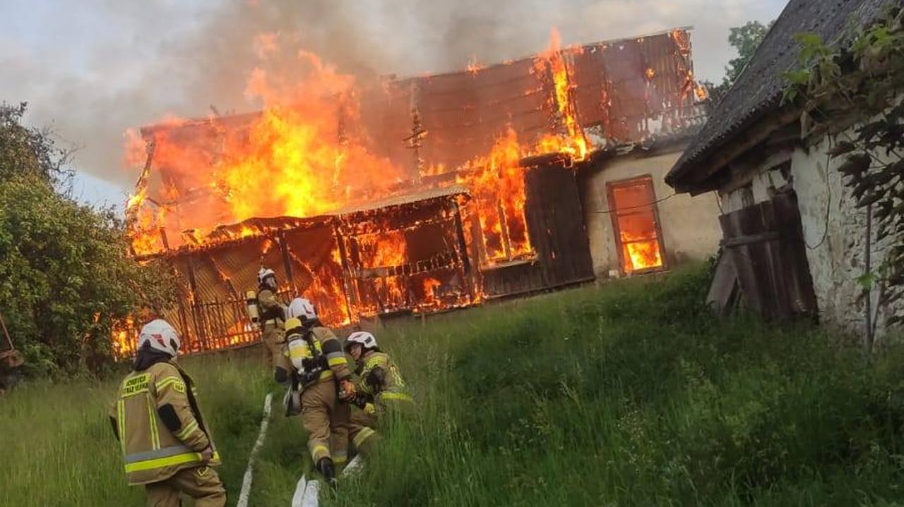 Pożar domu w Jeżowcu. Eksplodowała butla z gazem. Nie żyją dwie osoby