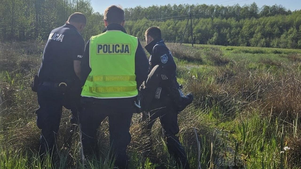 Senior wpadł po pachy do grzęzawiska. Pomoc przyszła na czas