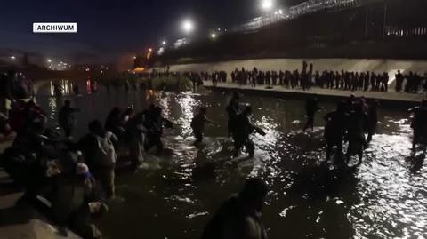 Migranci przekraczający Rio Grande w Ciudad Juárez, mieście położonym naprzeciw amerykańskiego El Paso. Nagranie z grudnia 2022 roku