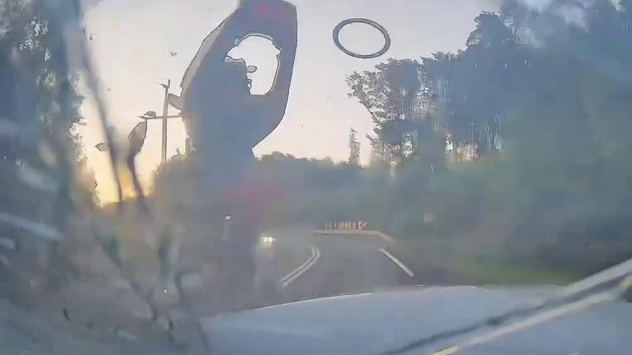Motocyklista zderzył się z autem. Nagranie