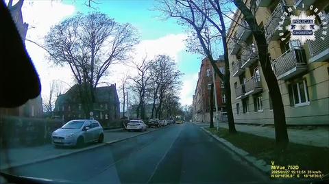 Pięciolatka wbiegła na jezdnię zza stojącego na przystanku autobusu