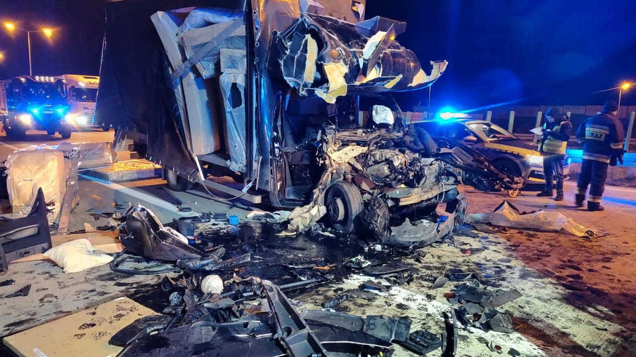 Wypadek na A4. Samochód dostawczy wbił się w ciężarówkę