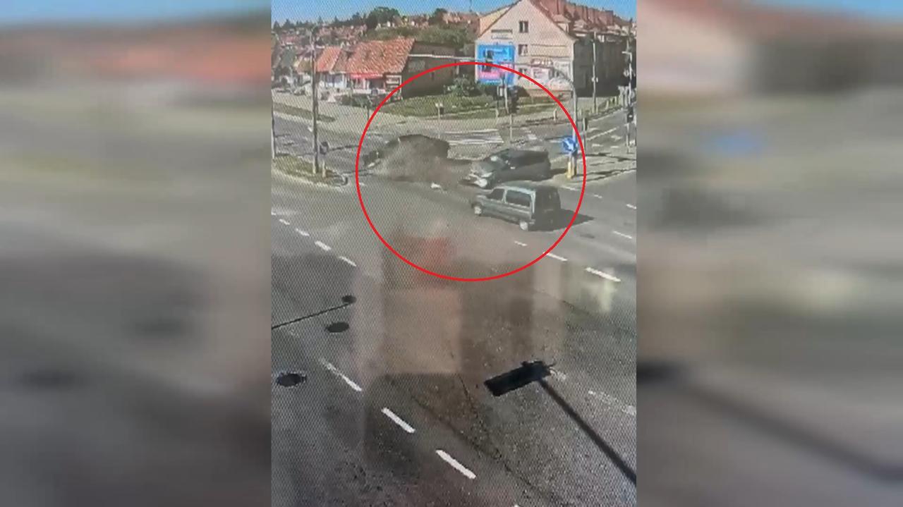 Zderzenie na skrzyżowaniu. 71-latek wjechał na czerwonym świetle. Nagranie