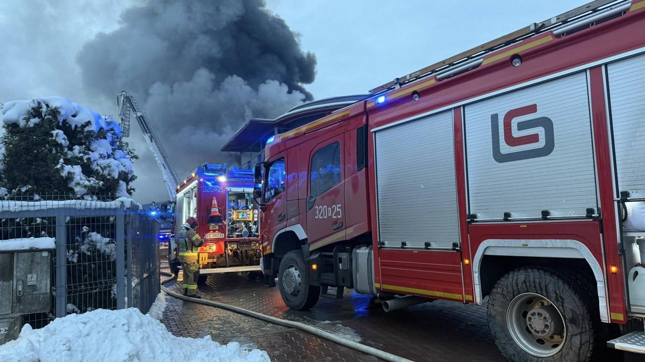 Płonie hala, apel do mieszkańców