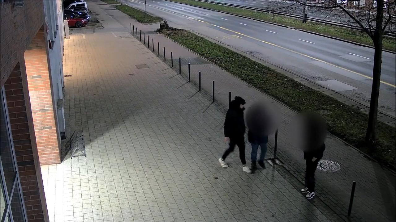 Dwie wystawy IPN zniszczone. Policja szuka tych mężczyzn. Nagranie