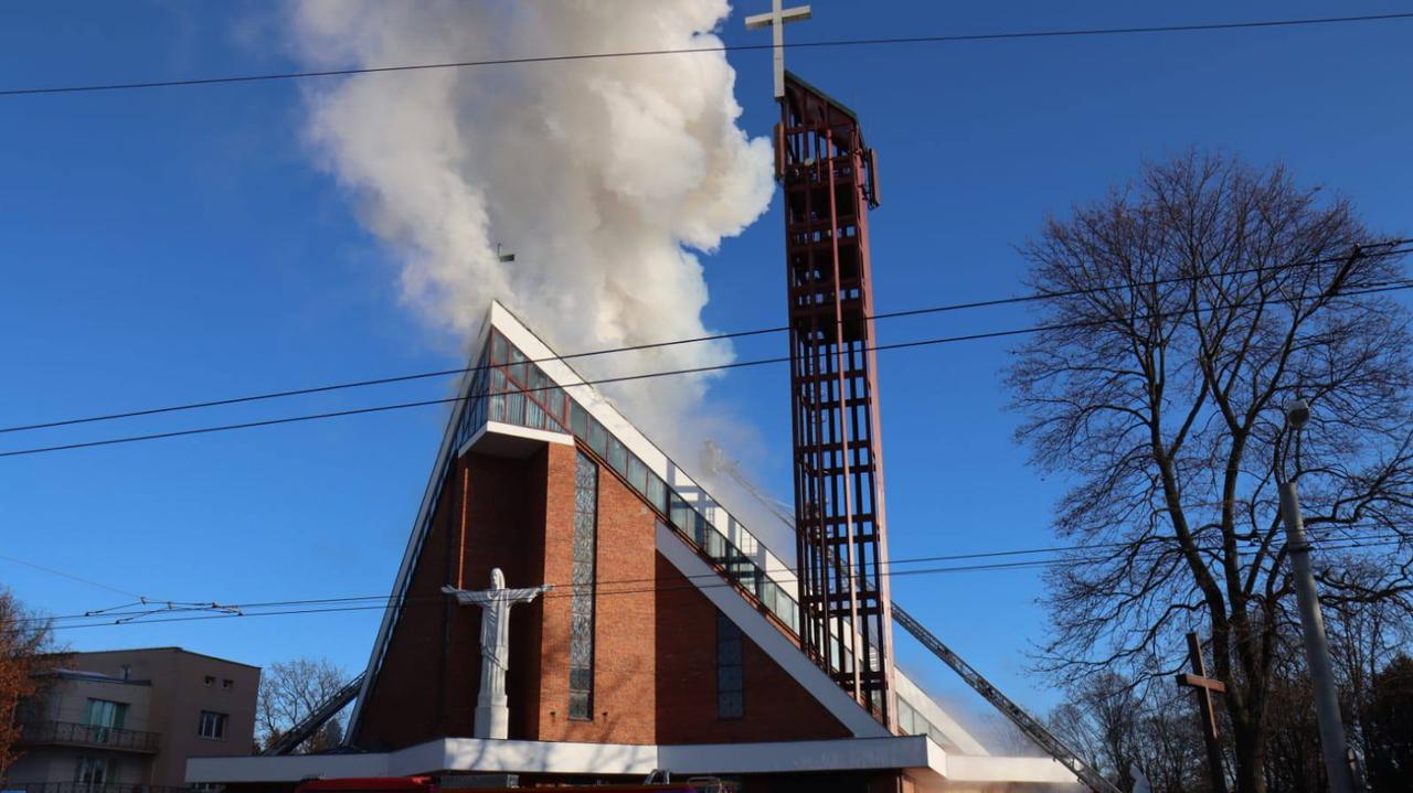 Palił się kościół. Proboszcz: straty są ogromne, prawdopodobna jest rozbiórka