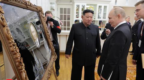 Putin i Kim Dzong Un przy limuzynie Aurus 