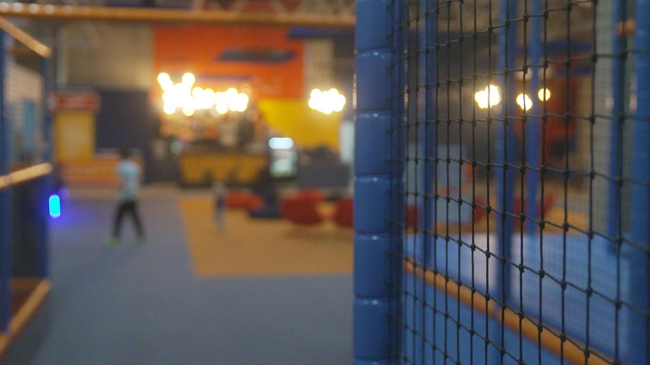 Leżała w potwornym bólu, dzieci skakały dalej. "Jestem przerażona tym miejscem"