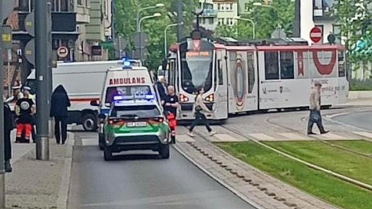 89-latka wypadła z jadącego tramwaju