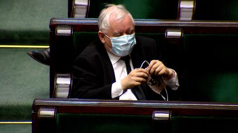 Jarosław Kaczyński dostał w prezencie maseczkę z podobizną kota