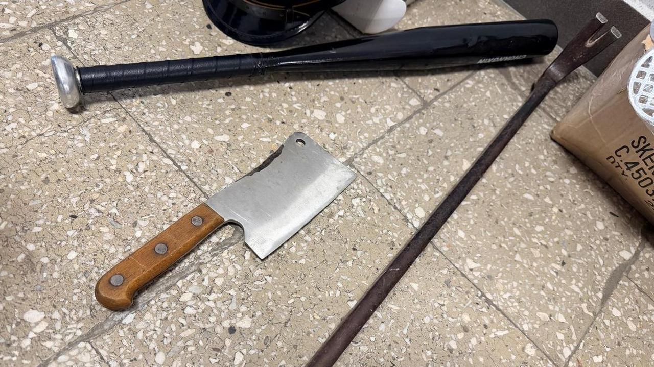 Jeden zaatakował żabolów tasakiem, drugi trzymał łom. Chcieli zatrzymać ich za kradzieże