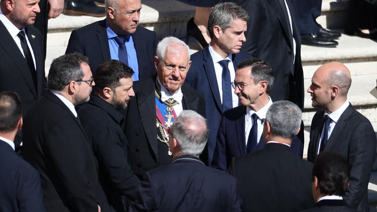 Zełenski wychodzi z bazyliki, zgromadzeni biją brawo