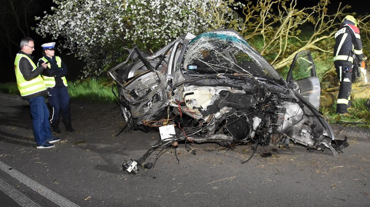 Jechali we czterech, auto roztrzaskało się na drzewie. Nie wszyscy przeżyli